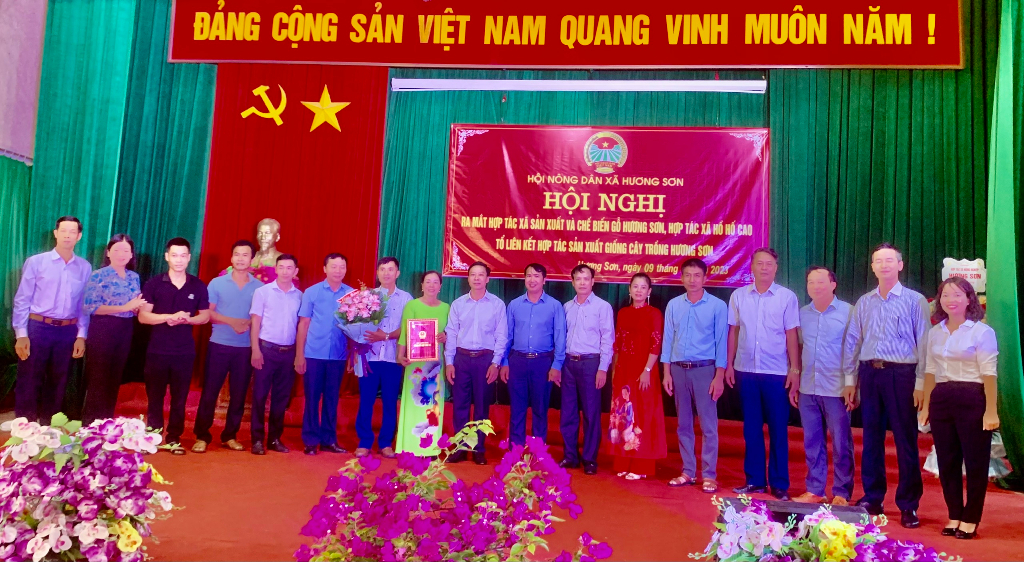 Hội nông dân xã Hương Sơn: Ra mắt Hợp tác xã và Tổ hợp tác xã nông nghiệp|https://xuanhuong.langgiang.bacgiang.gov.vn/chi-tiet-tin-tuc/-/asset_publisher/M0UUAFstbTMq/content/hoi-nong-dan-xa-huong-son-ra-mat-hop-tac-xa-va-to-hop-tac-xa-nong-nghiep